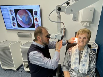 Invizear Audiologist Michael Pavloski undertaking microscution earwax removal
